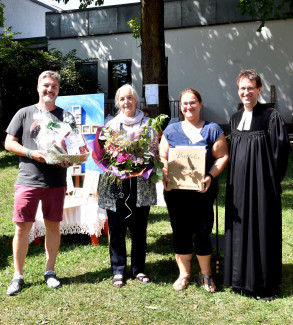 Ein emotionaler Höhepunkt des Festes war der Dank der Elternschaft an die scheidenden Kinderhausleitung Ursula Laimer (2. v.l.), den die beiden Elternvertreter Martina Basner (2. v.r.) und Andreas Widholm (li.) nach dem Gottesdienst übermittelten. 