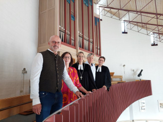 Foto (von links nach rechts):  Andreas Strauß (Erster Bürgermeister, Markt Ergolding) Ulrike Steinmetz (Kirchenmusikerin, Kirchengemeinde Ergolding) Dr. Nina Lubomierski (Dekanin DB Landshut) Peter Pöhlmann (Vertrauenmann des Kirchenvorstandes, Kirchengemeinde Ergolding) Christoph Hilmes (Pfarrer, Kirchengemeinde Ergolding) 