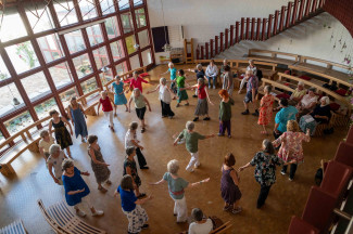 Zu Mittsommer wurde das Rund der Pauluskirche ausgetanzt