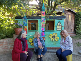 Ursula Laimer, Hildegard Biberger und Brigitte Weber (von links) besprechen sich im Garten des Kinderhauses