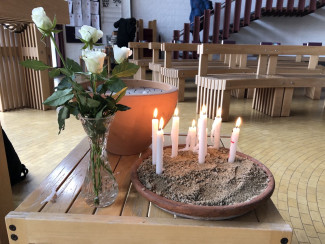 Im Gottesdienst am Ewigkeitssonntag werden die Name der verstorbenen Gemeindeglieder vorgelesen und für jede und jeden eine Kerze angezündet